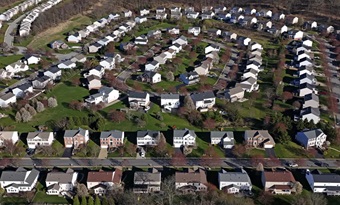 Ventas de viviendas en EEUU ponen fin a una caída de cuatro meses en julio