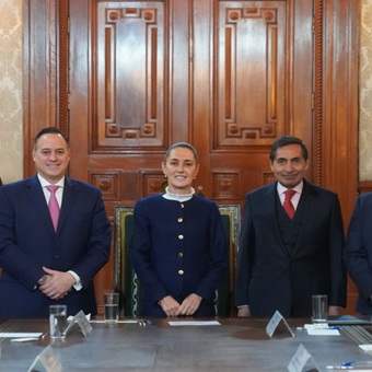 Sheinbaum se reúne con Roberto Sifón-Arévalo, director de S&P Global, en Palacio Nacional