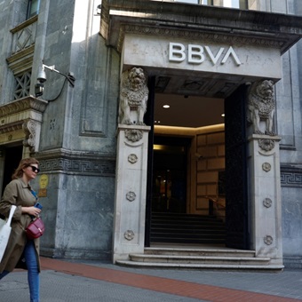 BBVA vende 300 de sus oficinas por 100 millones de euros en plena OPA por Sabadell