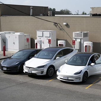 Aranceles de Trump ponen en aprietos a Musk: Tesla dice ‘compren ahora’ antes de alza en precios