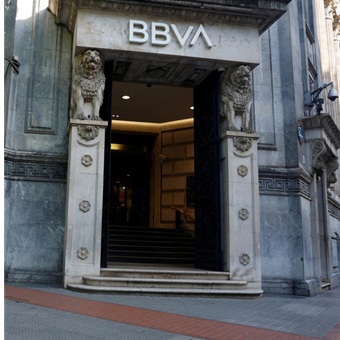 BBVA revisa al alza sus objetivos tras beneficio récord en el primer semestre de 2025