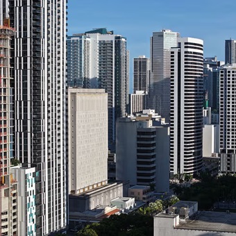 Se desacelera el mercado inmobiliario en Florida y los precios de las casas bajan