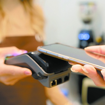 Mexicanos combinan efectivo y medios digitales