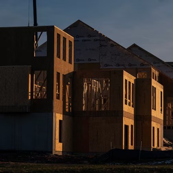 Confianza de constructores de viviendas en EE.UU. cae a su nivel más bajo desde 2022