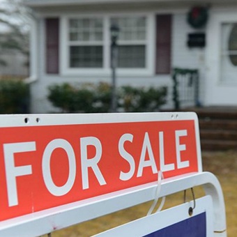 Casas en EE.UU.: Más lentas en venderse, pero con precios récord en julio