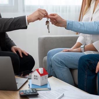 Comprar una casa en 2026: las ciudades llenas de latinos en las que bajarán los precios, según un estudio