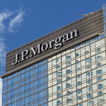 CEO de JPMorgan dice que los mercados infravaloran el riesgo de un alza de tasas de la Fed