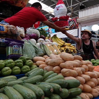 Inflación baja a 4.32 %, pero los precios no ceden