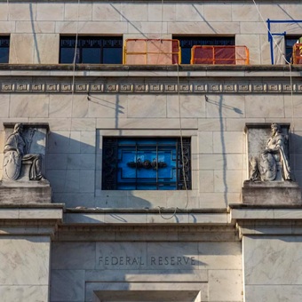 Fed ‘aguanta’ la presión de Trump: Deja su tasa sin cambios en 4.25-4.5%
