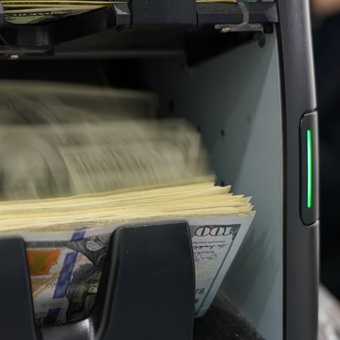 Dólar rompe el piso de 19 pesos por primera vez desde agosto
