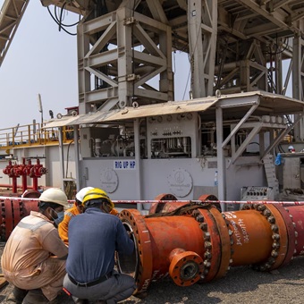 Registra petróleo la mayor alza desde 2022 por guerra Israel-Irán