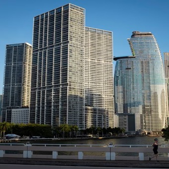 El mercado inmobiliario en Estados Unidos enfrenta déficit estructural y precios elevados