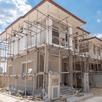 Inicios de Vivienda en EE.UU. Caen con Fuerza en Agosto, Superando las Previsiones