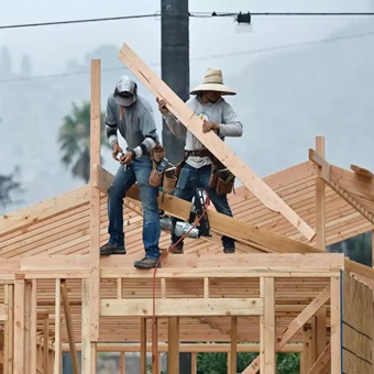 Deportaciones encarecen la mano de obra en el sector de la construcción en EU