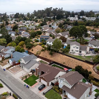 Precios de vivienda en EE.UU. suben al ritmo más lento en más de dos años