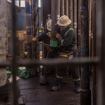 Petróleo supera los 100 dólares ante tensiones entre EU e Irán