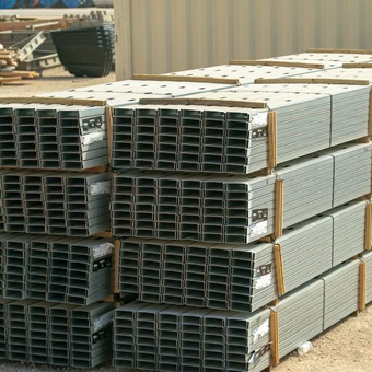 Analiza EU ajustes a implementación de aranceles al acero