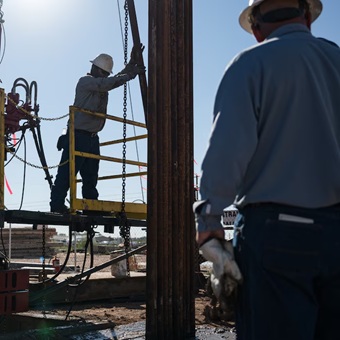 Petróleo se dispara y bolsas retroceden tras ataques a Irán