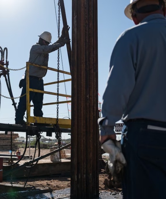 Petróleo se dispara y bolsas retroceden tras ataques a Irán