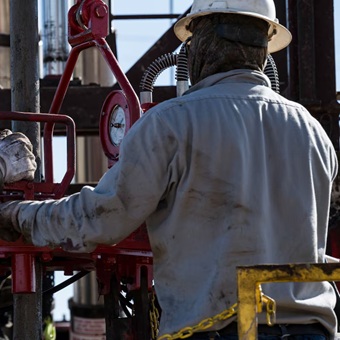 Cierre de estrecho de Ormuz dispara precios del crudo