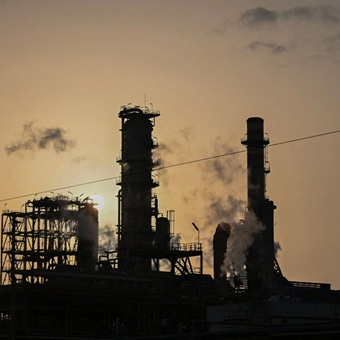 Petróleo supera los 100 dólares por guerra con Irán; Trump: es “un pequeño precio a pagar”