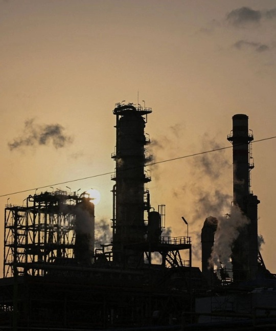 Petróleo supera los 100 dólares por guerra con Irán; Trump: es “un pequeño precio a pagar”