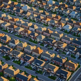 La construcción residencial en EE. UU. repunta un 10,8% en marzo, pero los permisos advierten que el impulso puede ser fugaz