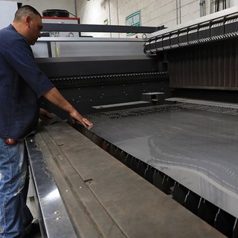 ¿Autos y cervezas más caros? Sube el precio del aluminio por bloqueo en el Estrecho de Ormuz