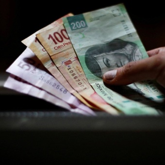 Remesas a México toman impulso en marzo, pero el peso fuerte erosiona su poder de compra