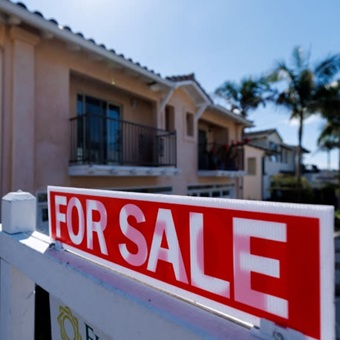 Ventas de viviendas nuevas en EEUU aumentan en febrero y marzo, el precio promedio cae