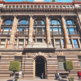 Cetes retroceden en subasta de Banxico, el mercado descuenta recorte a la tasa de interés