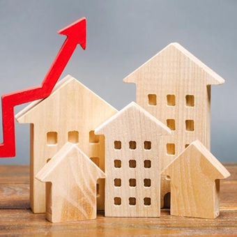 Tasas hipotecarias altas obligan a compradores a cambiar su estrategia en el mercado inmobiliario